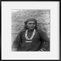 C снимка на Zuni Dick, портрет на половин дължина, обърнат къмдясно